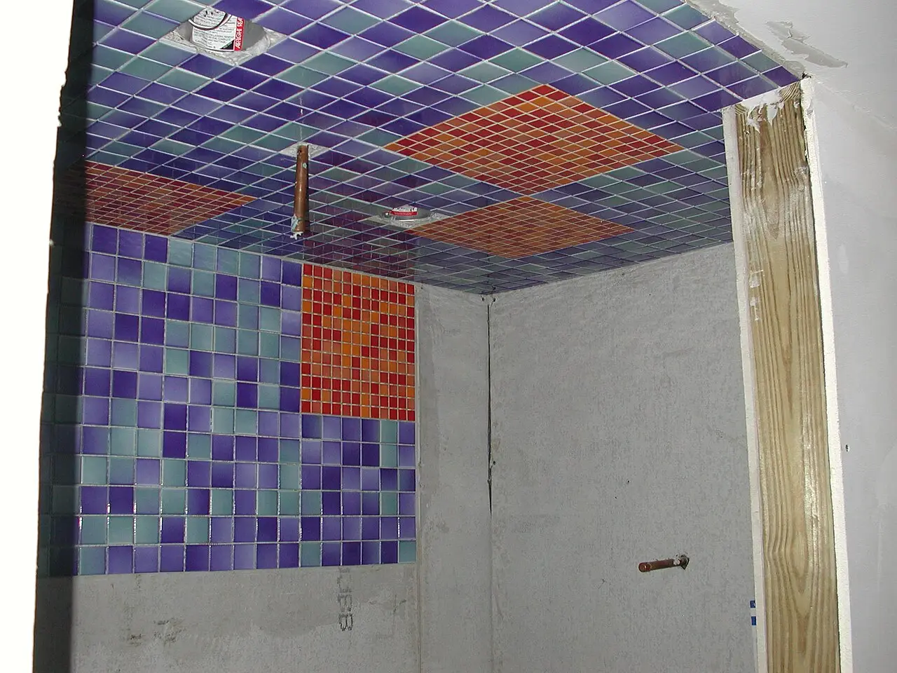 La faïence de la douche posée, le jour 6 du chantier